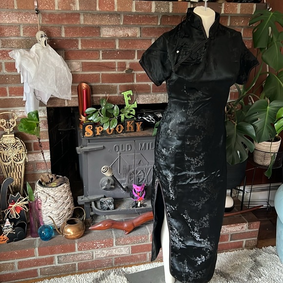 Stunning Brocade Traditional Cheongsam - Picture 2 of 8